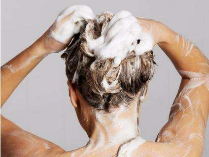 シャンプーなしで髪を洗うとどうなる？ シャンプーの代わりに使えるものは？